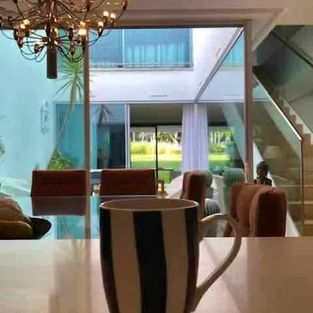 別荘 Charming House In Olhos De Agua With Shared Pool