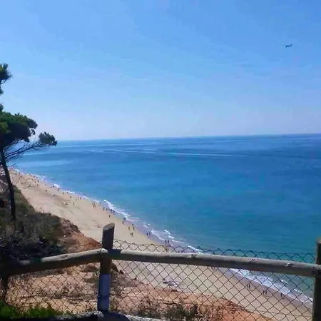 別荘 Charming House In Olhos De Agua With Shared Pool