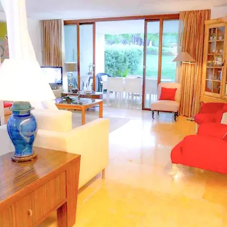 別荘 Charming House In Olhos De Agua With Shared Pool